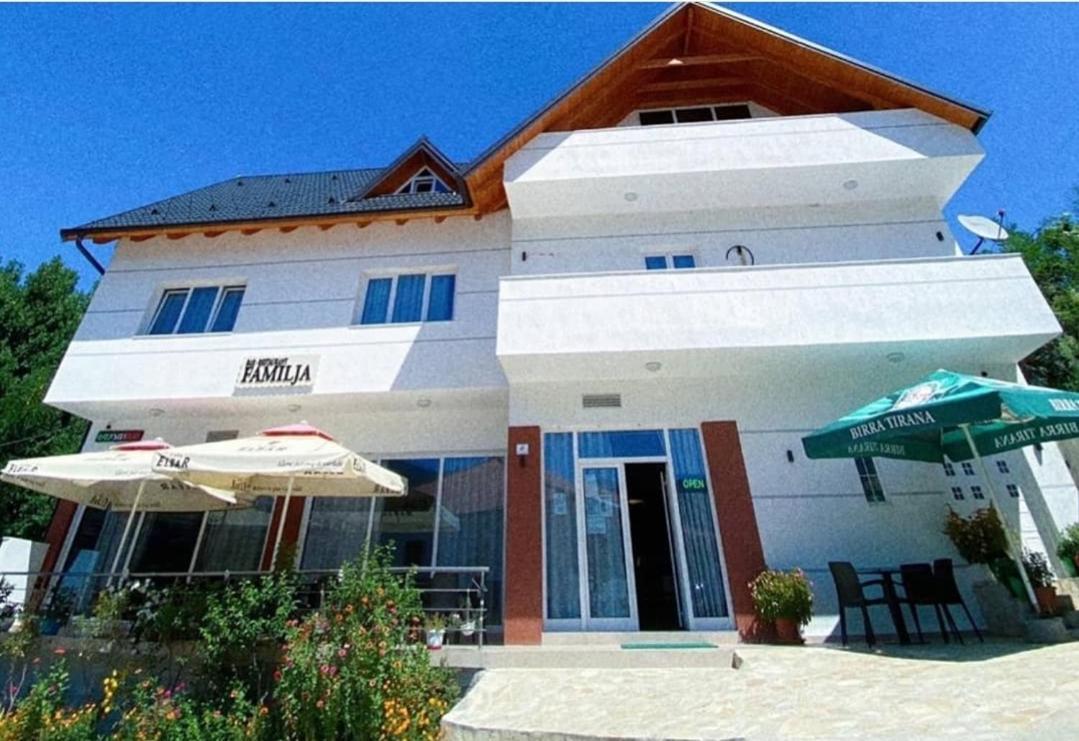 Bar-Restaurant-Hotel-Familja Klos Exteriör bild