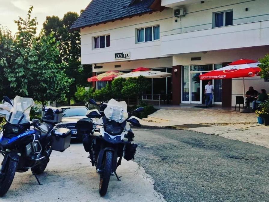 Bar-Restaurant-Hotel-Familja Klos Exteriör bild