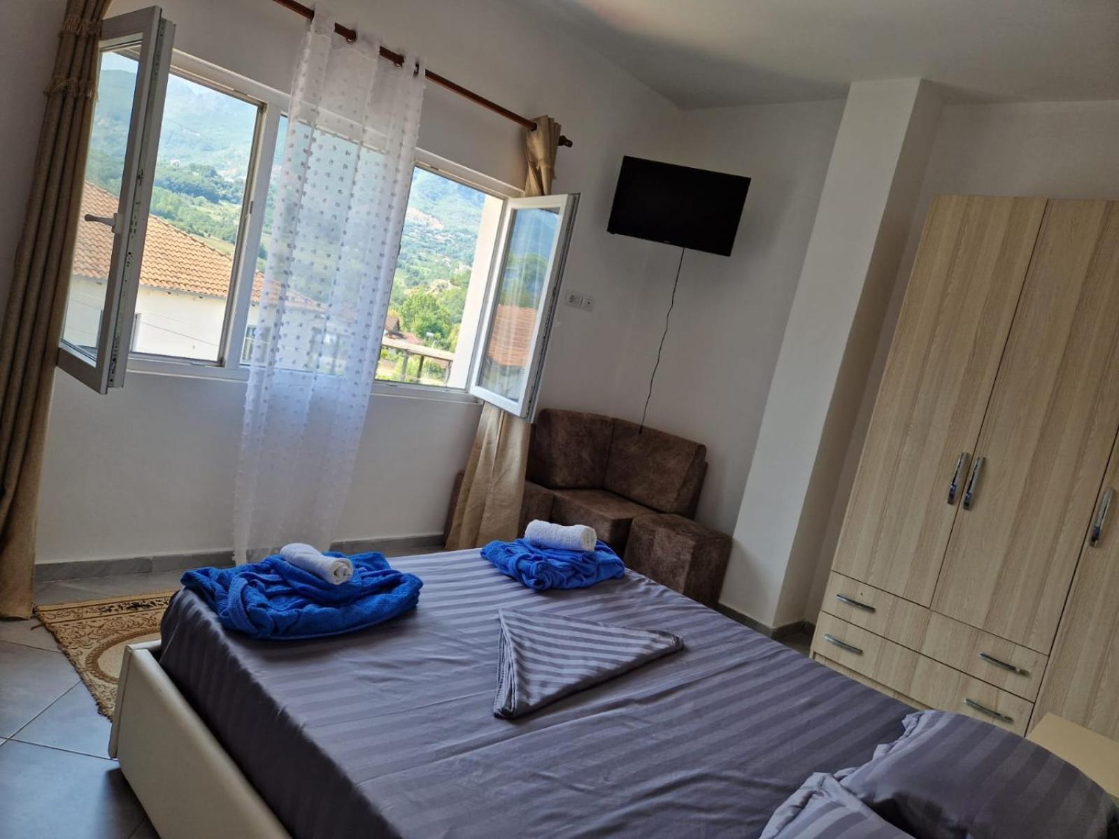 Bar-Restaurant-Hotel-Familja Klos Exteriör bild