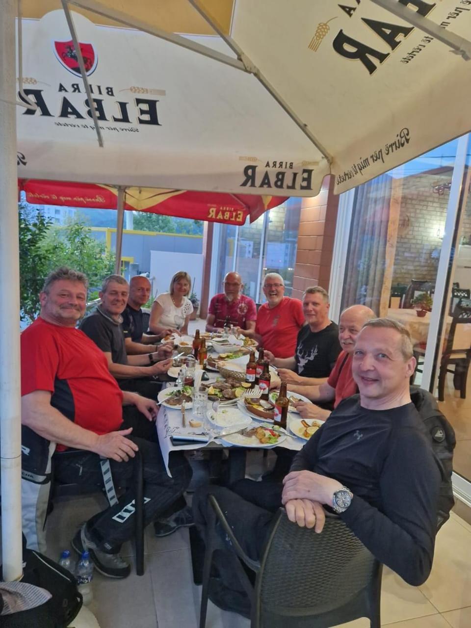 Bar-Restaurant-Hotel-Familja Klos Exteriör bild